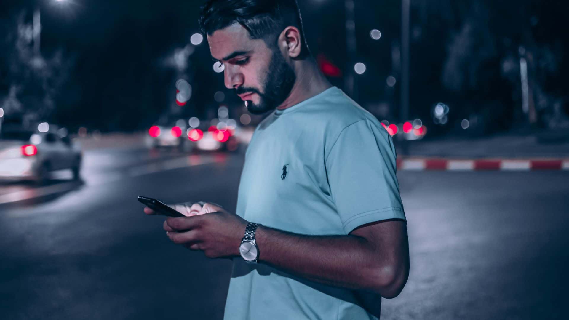 elx-stock-young-man-using-phone-city-1920x1080